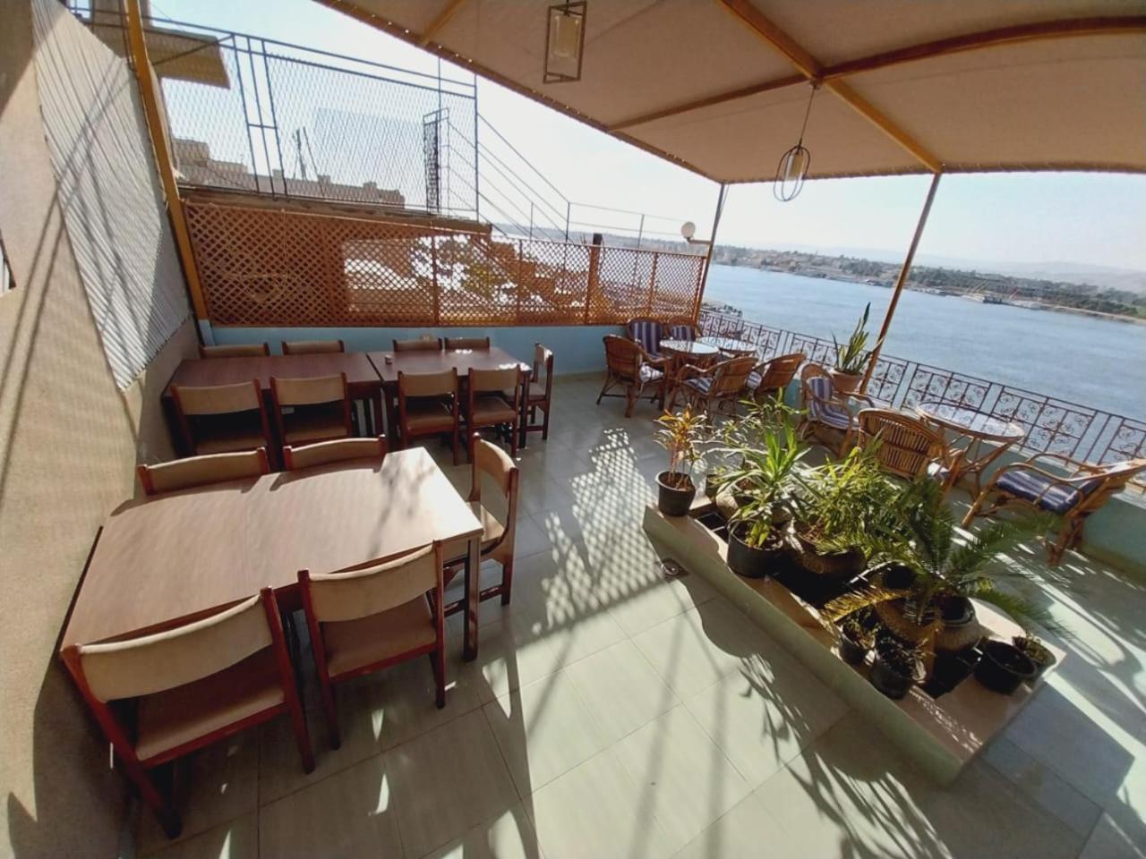 Merry Land Hotel & Roof Top Nile Restaurant Луксор Екстериор снимка
