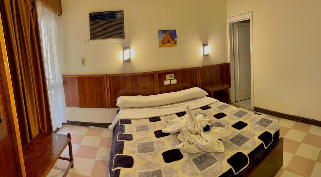 Merry Land Hotel & Roof Top Nile Restaurant Луксор Екстериор снимка