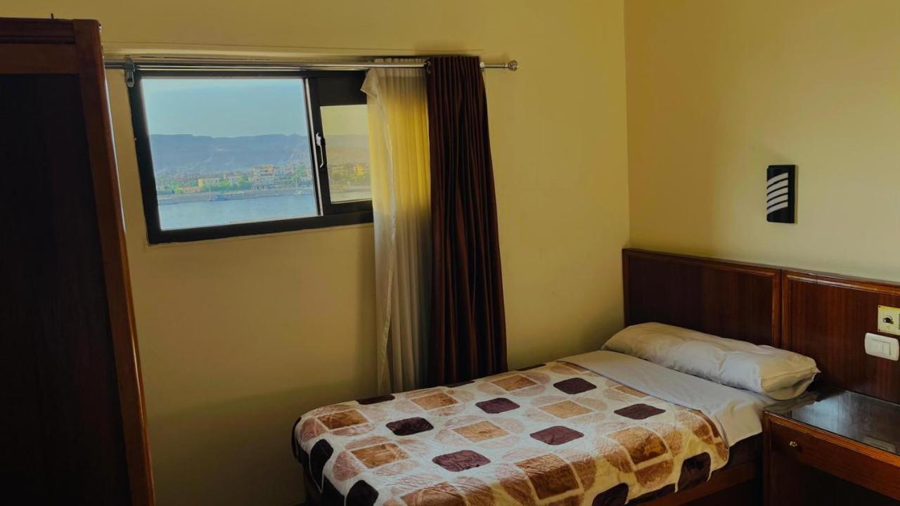 Merry Land Hotel & Roof Top Nile Restaurant Луксор Екстериор снимка