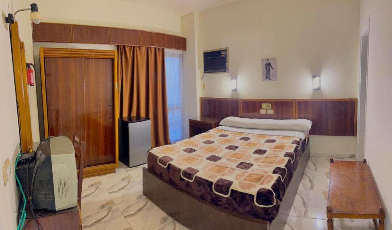 Merry Land Hotel & Roof Top Nile Restaurant Луксор Екстериор снимка