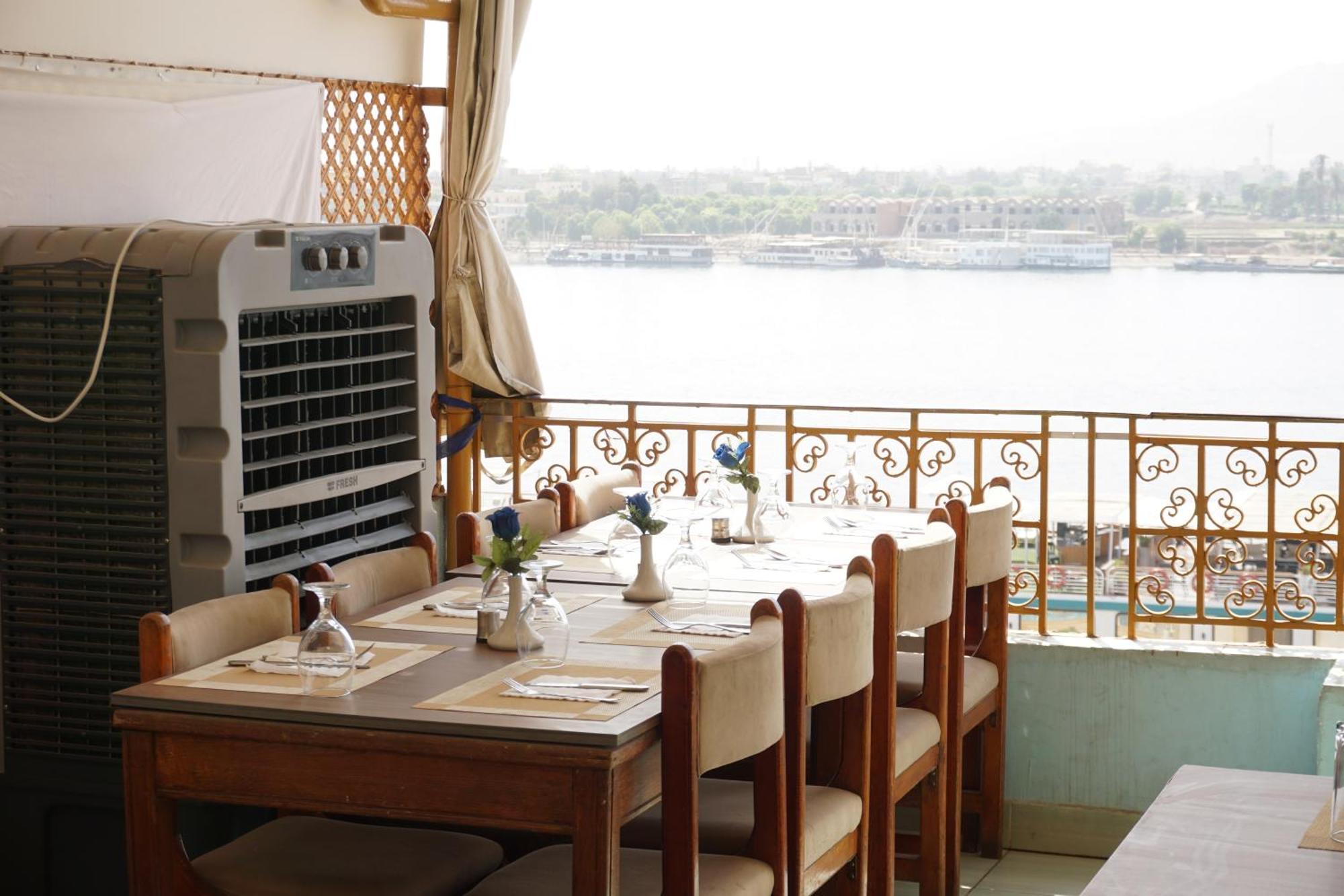 Merry Land Hotel & Roof Top Nile Restaurant Луксор Екстериор снимка