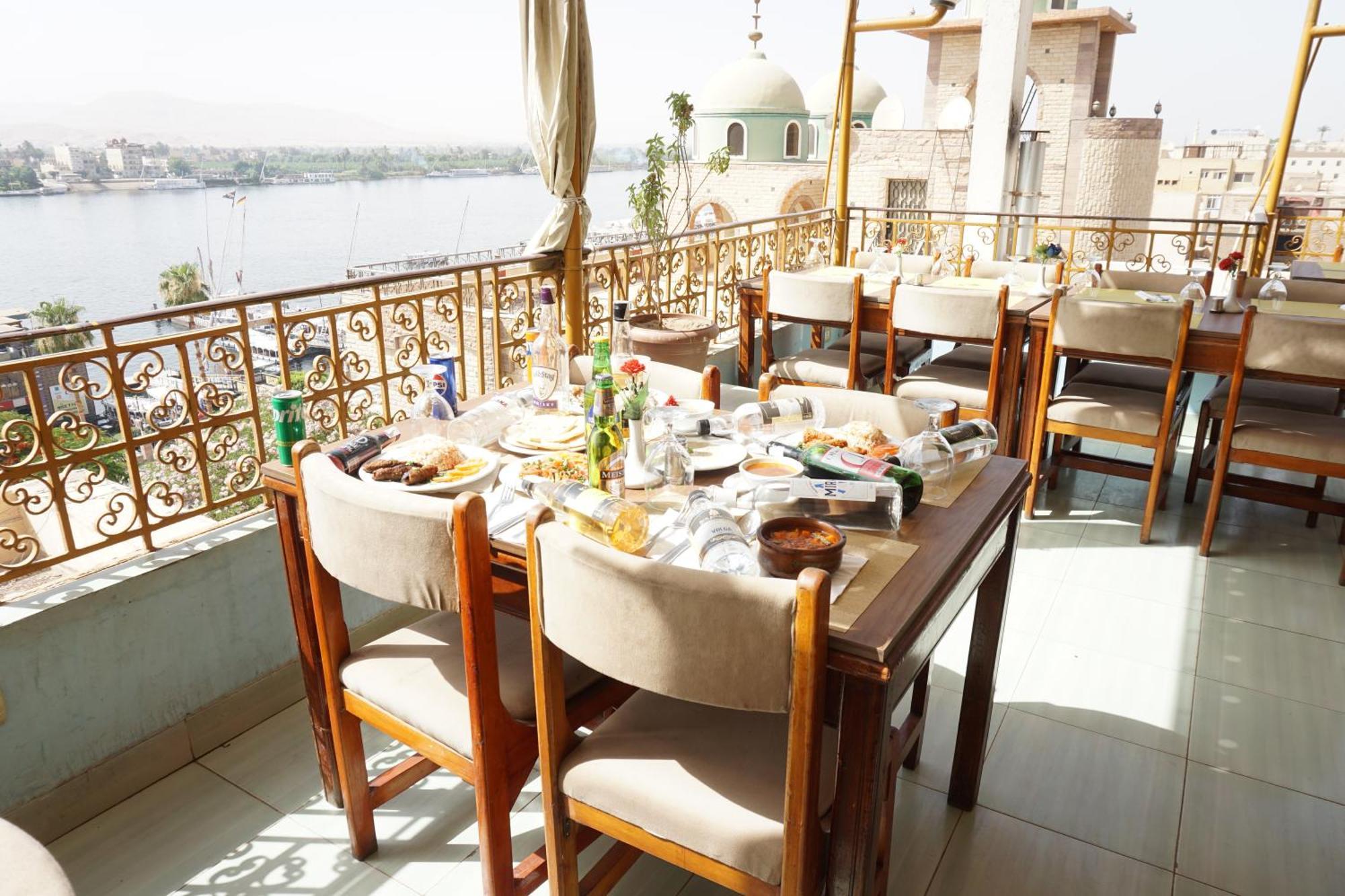Merry Land Hotel & Roof Top Nile Restaurant Луксор Екстериор снимка
