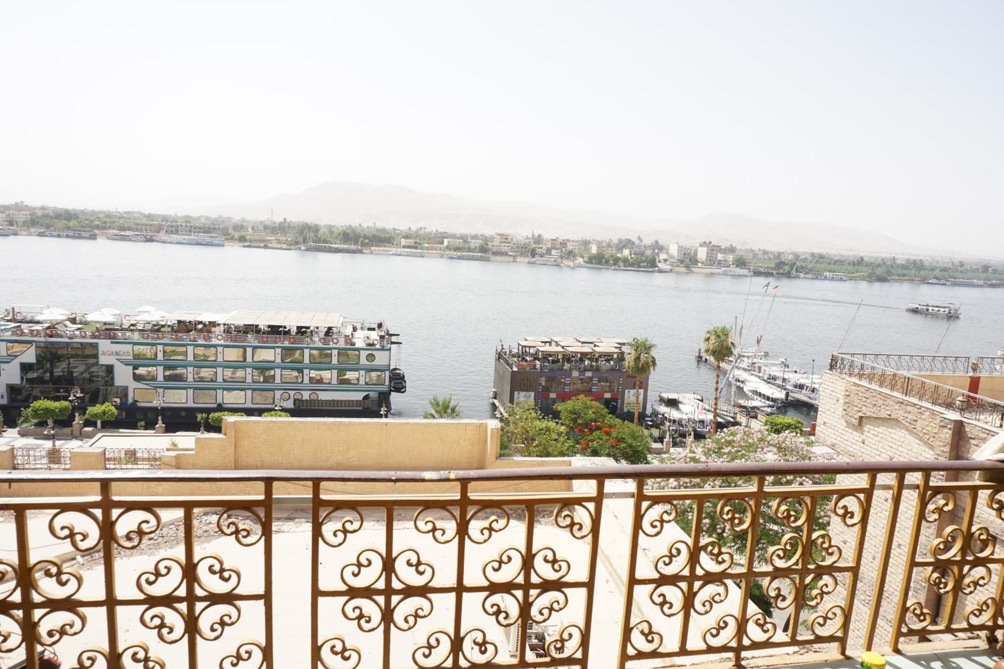 Merry Land Hotel & Roof Top Nile Restaurant Луксор Екстериор снимка