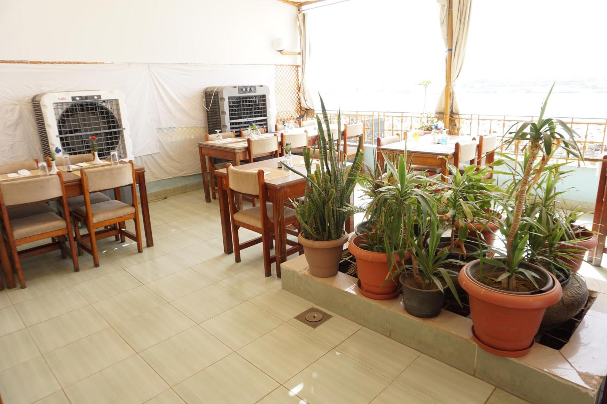 Merry Land Hotel & Roof Top Nile Restaurant Луксор Екстериор снимка