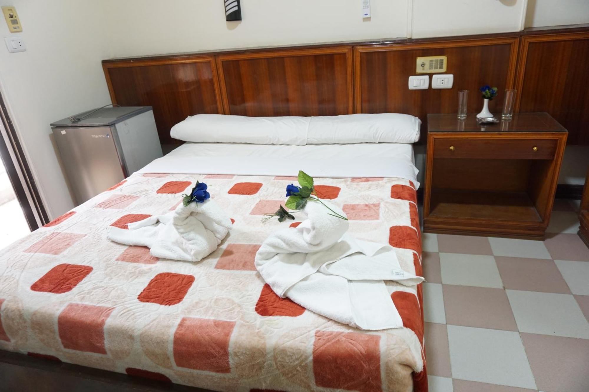 Merry Land Hotel & Roof Top Nile Restaurant Луксор Екстериор снимка